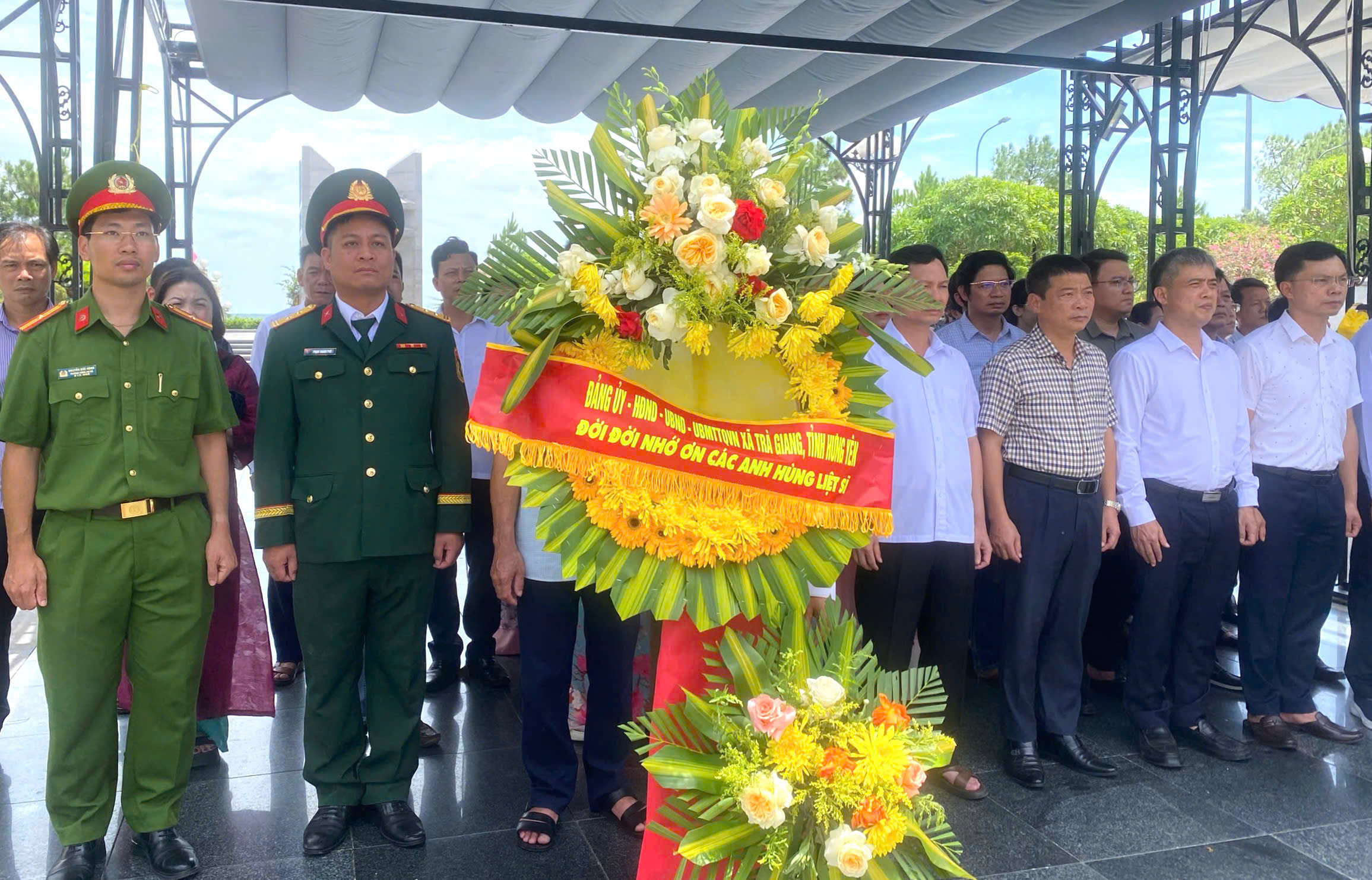 Đoàn đại biểu Đảng ủy, HĐND, UBND, Ủy ban MTTQ Việt Nam xã Trà Giang dâng hương, dâng hoa tưởng niệm các anh hùng liệt sĩ tại tỉnh Quảng Trị và Hà Tĩnh
