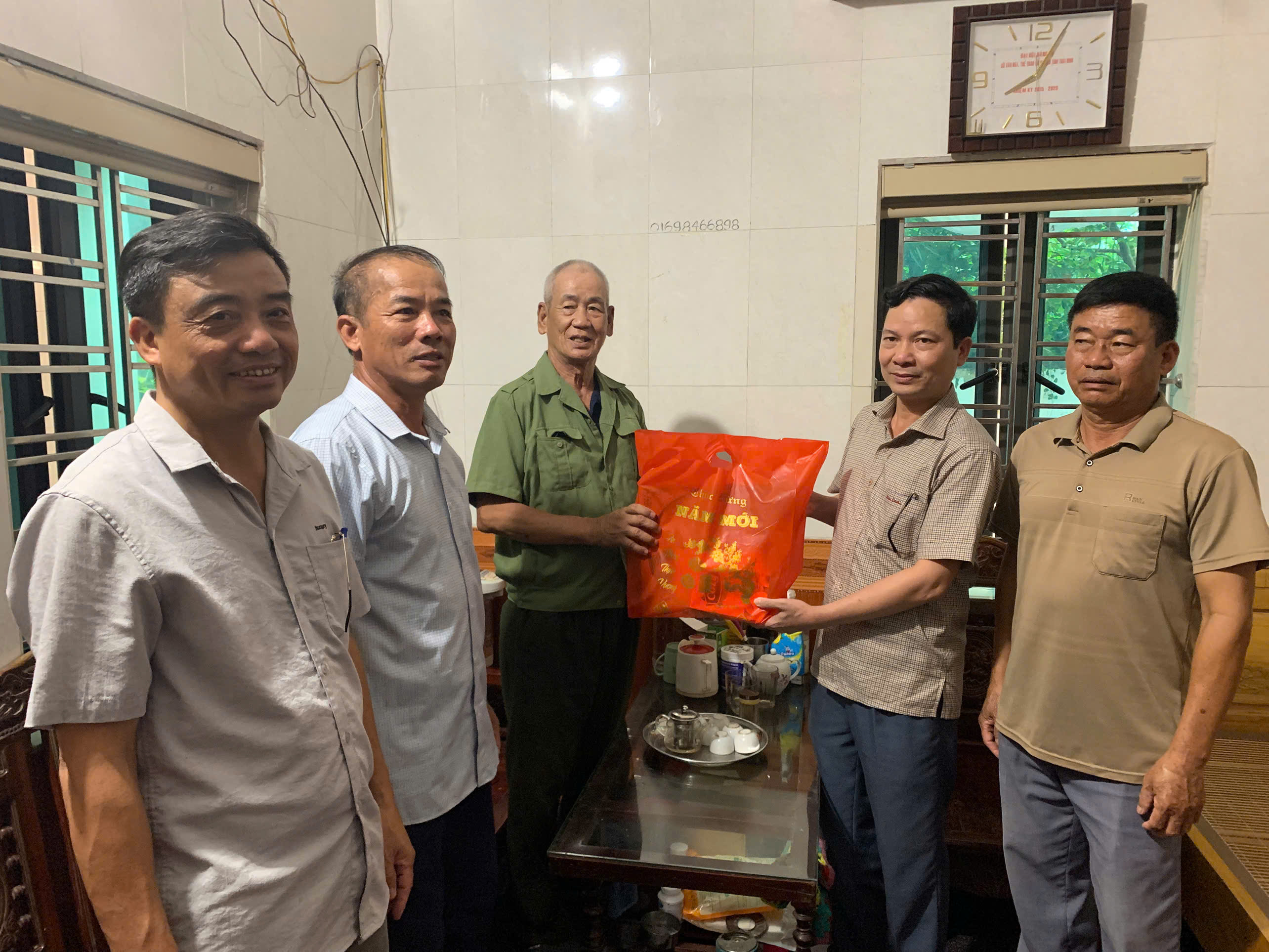 Các đồng chí lãnh đạo xã thăm, tặng quà các gia đình chính sách, người có công nhân kỷ niệm 79 năm Ngày Thương binh - Liệt sĩ