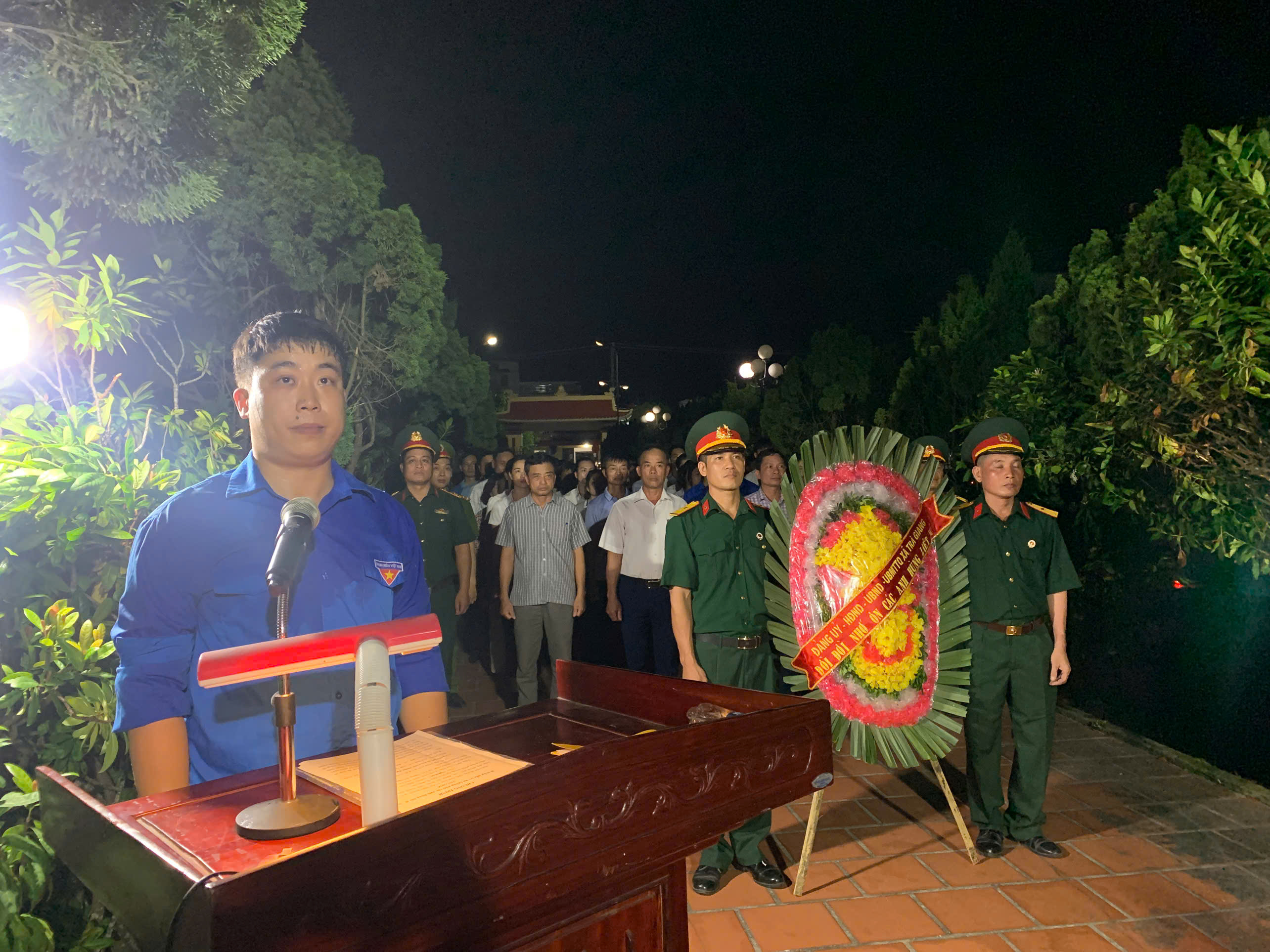 Đảng ủy, HĐND, UBND, UB MTTQ Việt Nam xã Trà Giang tổ chức Lễ thắp nến tri ân các anh hùng liệt sĩ