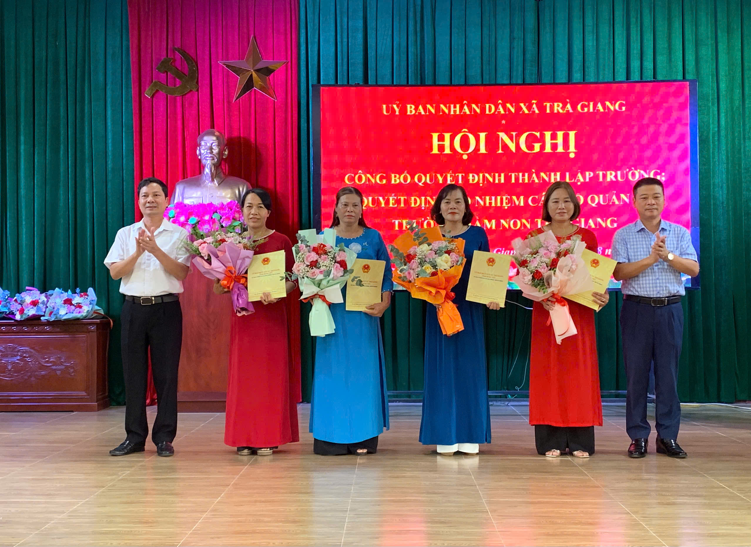 Đảng uỷ, UBND xã Trà Giang tổ chức Hội nghị công bố các quyết định sắp xếp, tổ chức lại các cơ sở giáo dục và công bố các quyết định bổ nhiệm cán bộ quản lý các trường học trên địa bàn xã và công bố Quyết định thành lập mới tổ chức cơ sở đảng ở các Chi bộ Trường học trực thuộc Đảng ủy xã Trà Giang