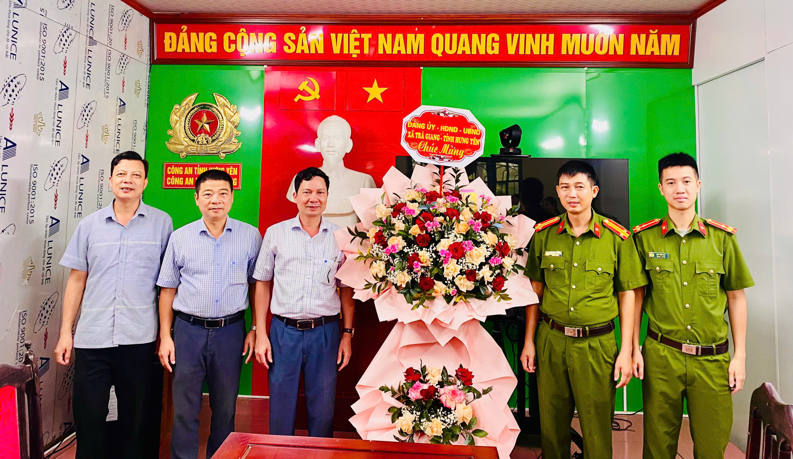 Các đồng chí lãnh đạo Đảng ủy, HĐND, UBND xã Trà Giang thăm, động viên Công an xã nhân Ngày truyền thống Công an nhân dân
