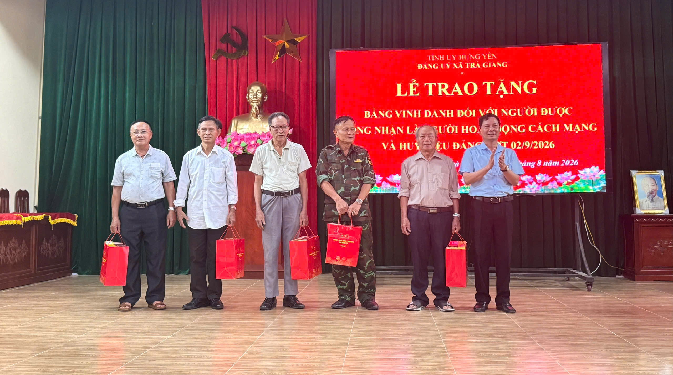 Lễ trao tặng bằng vinh danh đối với người được công nhận là người hoạt động cách mạng và huy hiệu đảng đợt 2/9/2026