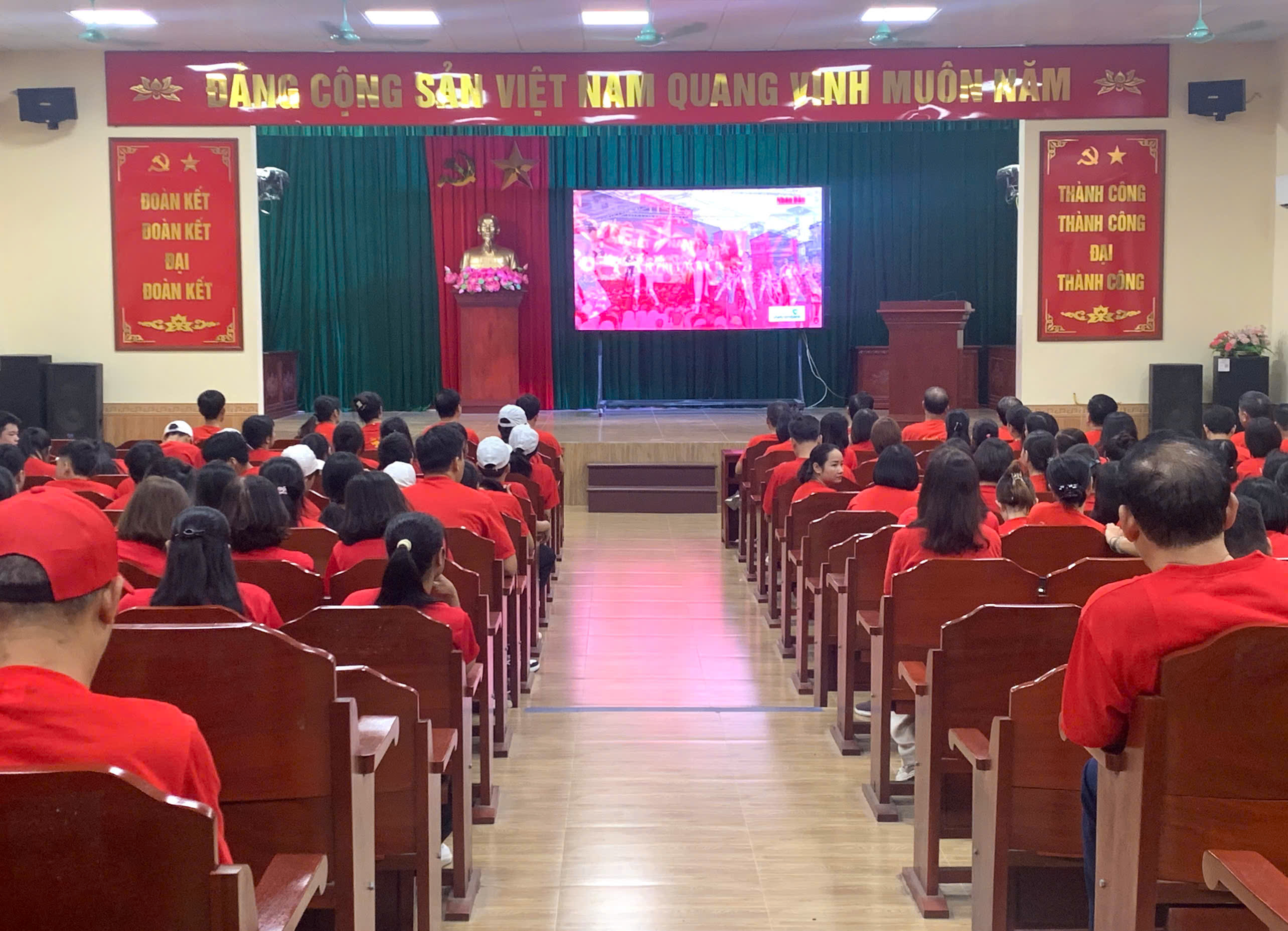 Hơn 200 cán bộ, chiến sĩ, nhân dân xã Trà Giang tham gia chương trình đi bộ toàn quốc “Cùng Việt Nam tiến bước”