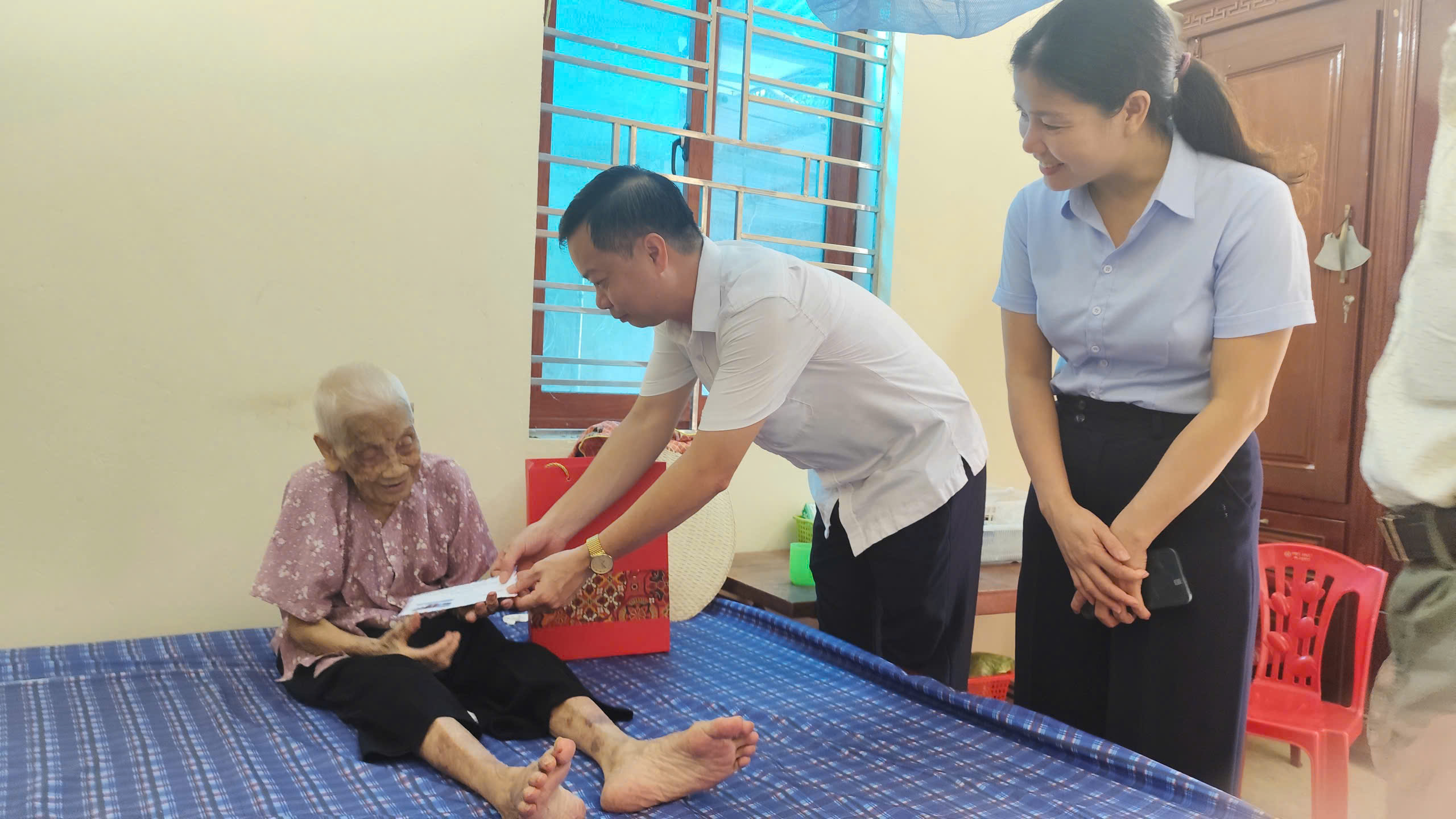 Các đồng chí lãnh đạo Đảng ủy, HĐND, UBND, UBMTTQ Việt Nam xã đi thăm và tặng quà người cao tuổi nhân ngày Quốc tế Người cao tuổi 1/10