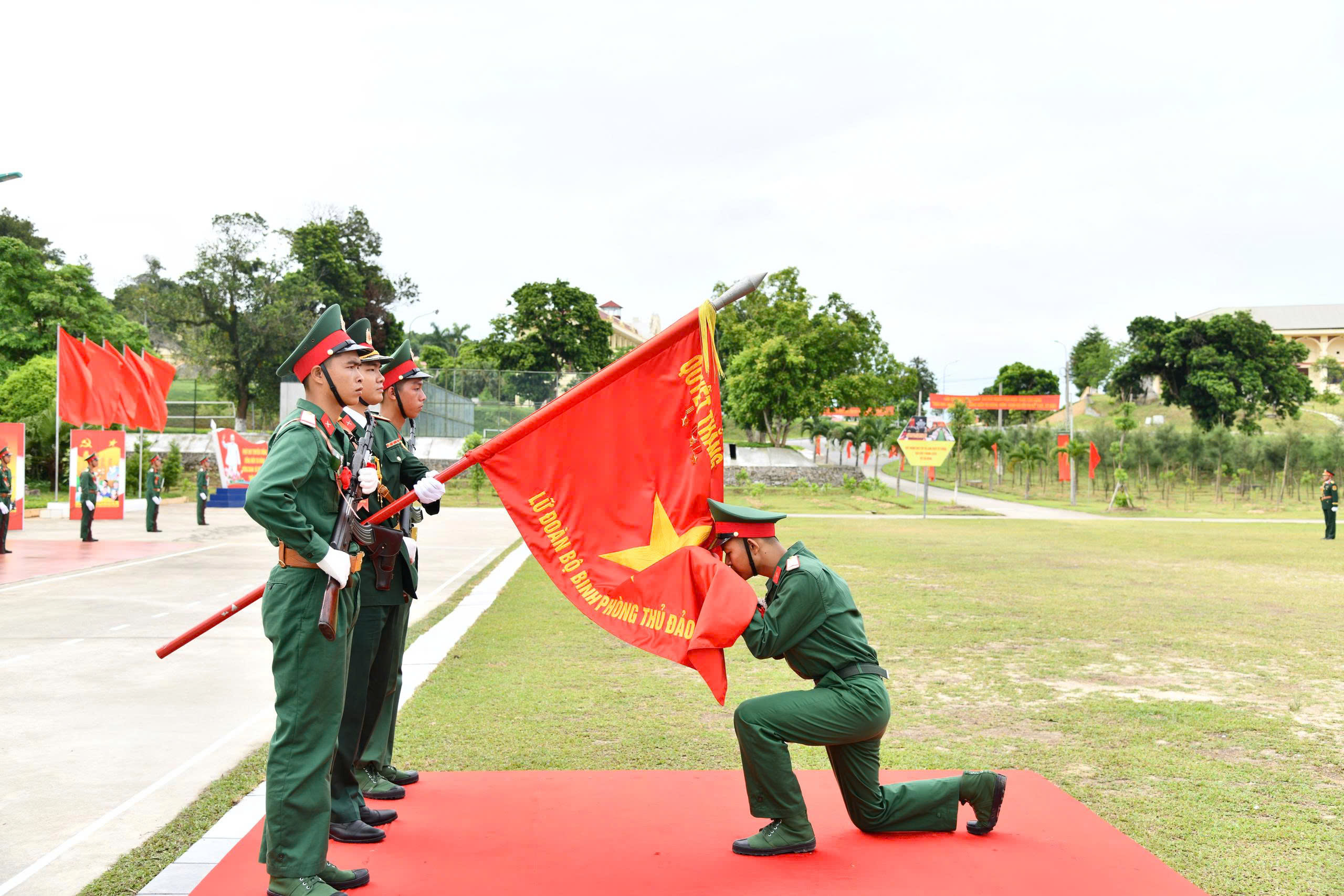 Các đồng chí lãnh đạo xã đi thăm, động viên chiến sỹ mới nhập ngũ tại Lữ đoàn 242 Quân khu 3 nhân dịp Lễ tuyên thệ chiến sỹ mới năm 2026