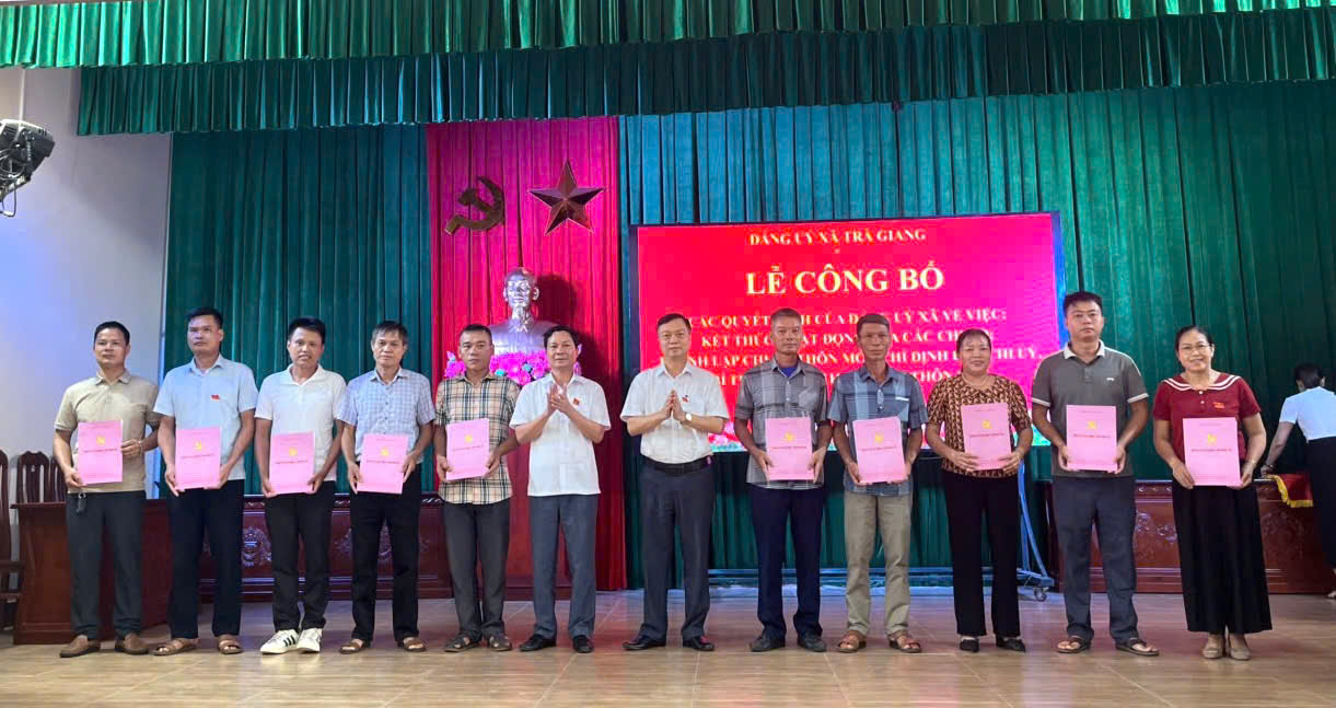 Đảng ủy, HĐND, UBND Tổ chức Lễ công bố Nghị quyết của HĐND xã về việc sắp xếp tổ chức lại thôn; các quyết định kết thúc hoạt động của chi bộ, thành lập chi bộ mới, chỉ định ban chi ủy, bí thư, phó bí thư chi bộ thôn mới, trưởng thôn, phó trưởng thôn mới