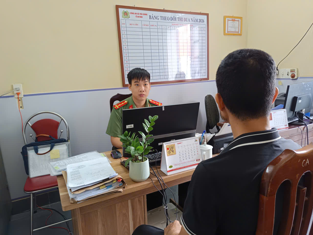 Công an xã Trà Giang tuyên truyền, vận động công dân gỡ bỏ bài viết có nội dung dễ gây hiểu nhầm trên không gian mạng