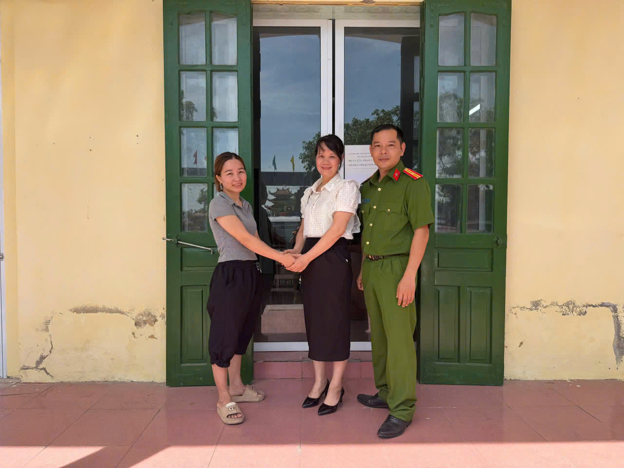 Công an xã Trà Giang hỗ trợ công dân nhận lại gần 39 triệu đồng chuyển khoản nhầm