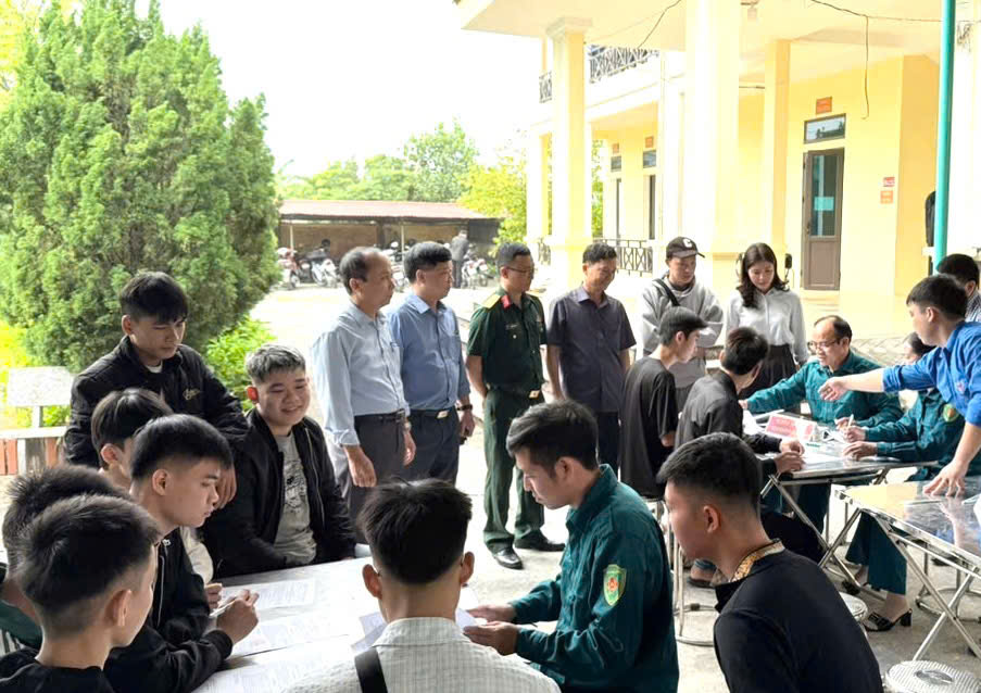 Các đồng chí lãnh đạo xã kiểm tra công tác sơ khám tuyển nghĩa vụ quân sự  năm 2026 tại Trạm Y tế Quốc Tuấn