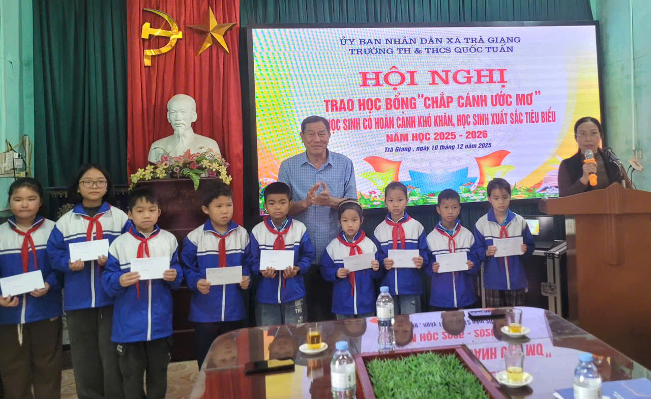 Trao học bổng cho học sinh nghèo vượt khó vươn lên học tập tốt