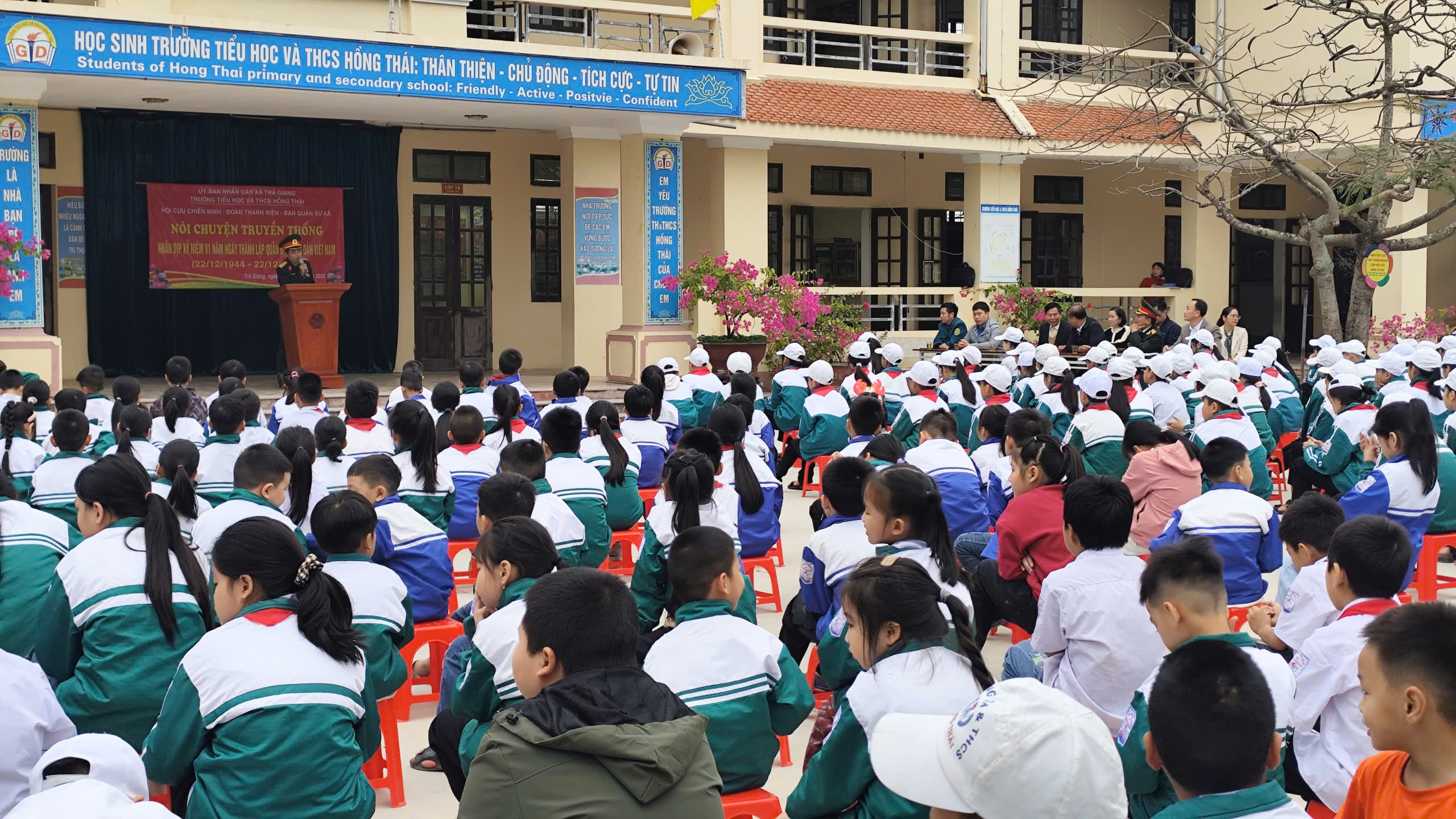 Hội Cựu Chiến binh xã phối kết hợp với Đoàn TNCS Hồ Chí Minh  và Ban Chỉ huy quân sự tổ chức buổi nói chuyện truyền thống nhân kỷ niệm 81 năm ngày thành lập Quân đội Nhân dân Việt Nam (22/12/1944 - 22/12/2025) tại trường TH&THCS Hồng Thái