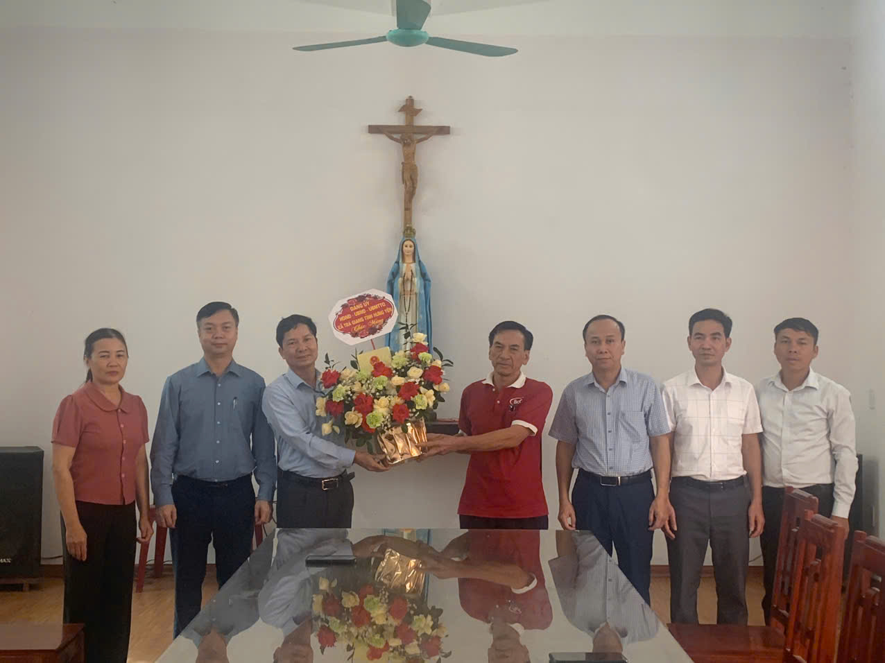 Các đồng chí lãnh đạo xã đi thăm và chúc mừng các giáo họ nhân dịp lễ Giáng sinh năm 2025
