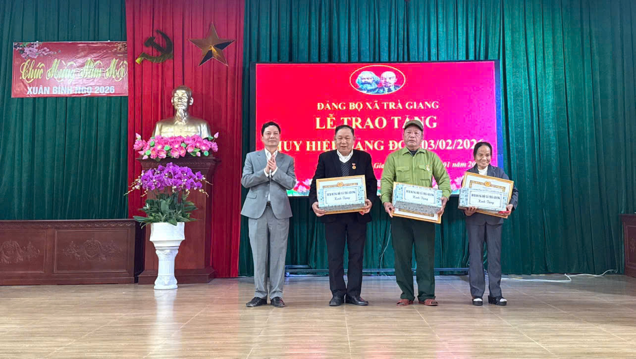 Đảng bộ xã tổ chức Lễ trao tặng Huy hiệu Đảng đợt 3/2