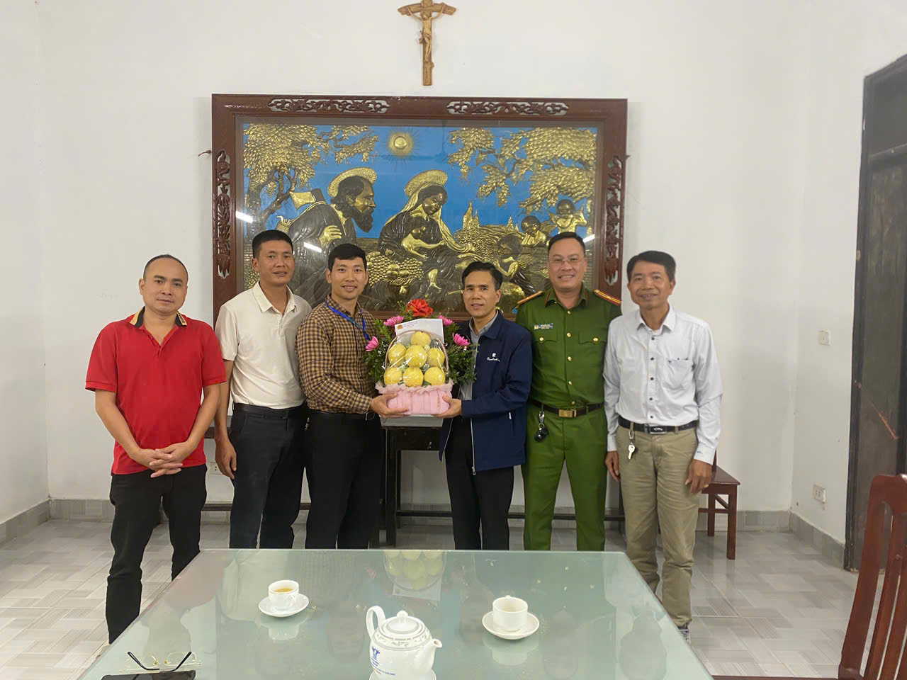 Công an xã Trà Giang thăm, động viên Giáo xứ Dương Cước nhân Ngày đoàn kết toàn dân tộc