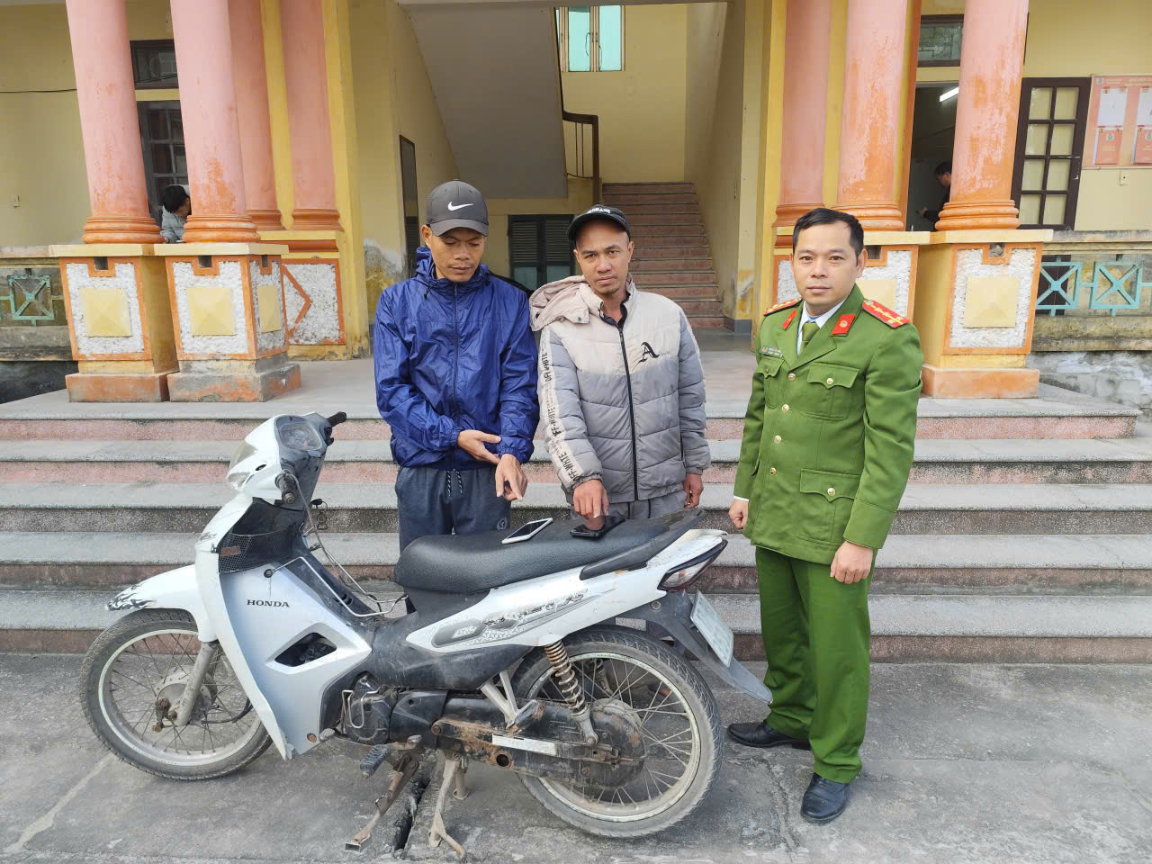Công an xã Trà Giang kịp thời phát hiện, làm rõ vụ trộm cắp tài sản; bắt 02 đối tượng trộm cắp và 01 đối tượng tiêu thụ tài sản phạm tội mà có