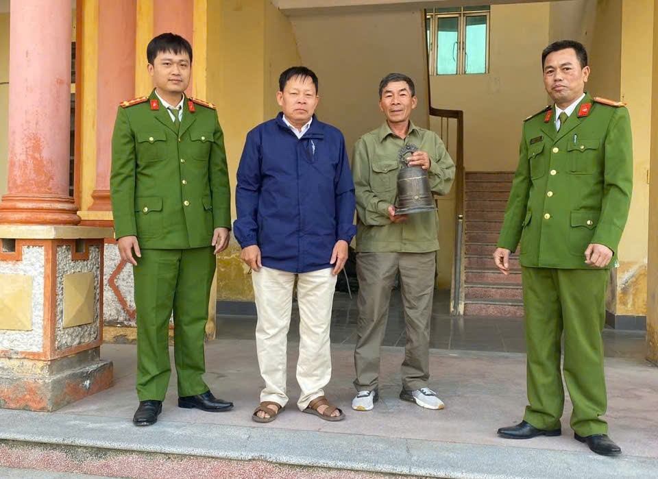 Công an xã Trà Giang phát hiện quả chuông nghi bị trộm cắp, thông báo tìm chủ sở hữu và bàn giao theo quy định