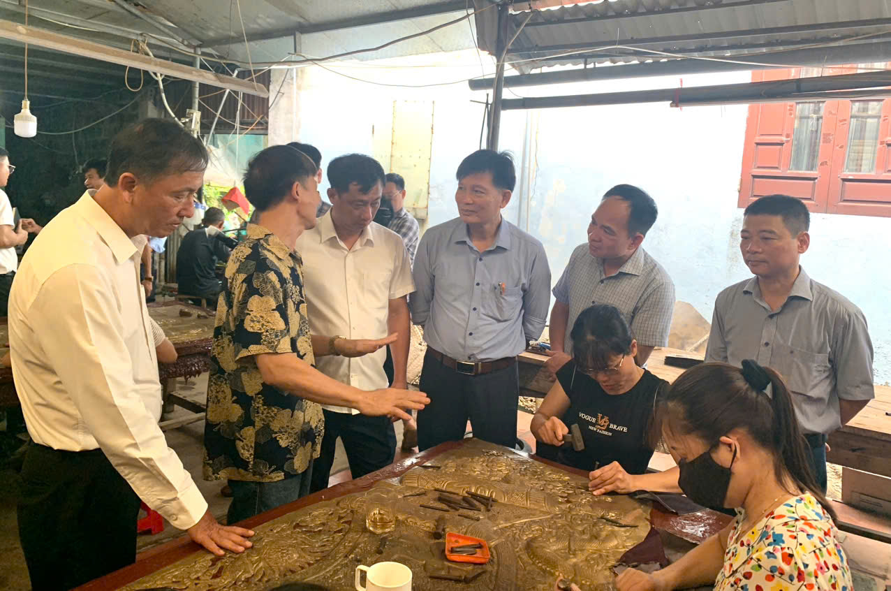 Đồng chí Nguyễn Hùng Nam, Phó Chủ tịch UBND tỉnh kiểm tra hoạt động tại làng nghề chạm bạc Đồng Xâm