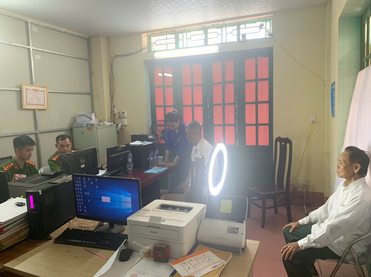Tổ chức đổi thẻ Đảng viên trong toàn Đảng bộ