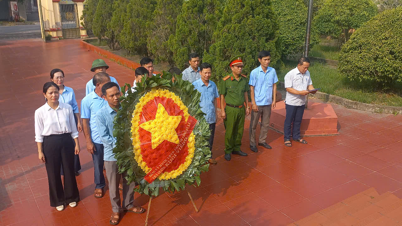 Các đồng chí lãnh đạo Đảng uỷ, HĐND, UBND, UBMTQ Việt Nam xã dâng hương tưởng niệm các anh hùng liệt sĩ tại  nghĩa trang liệt sĩ cụm Hồng Thái và 2 nhà bia tưởng niệm