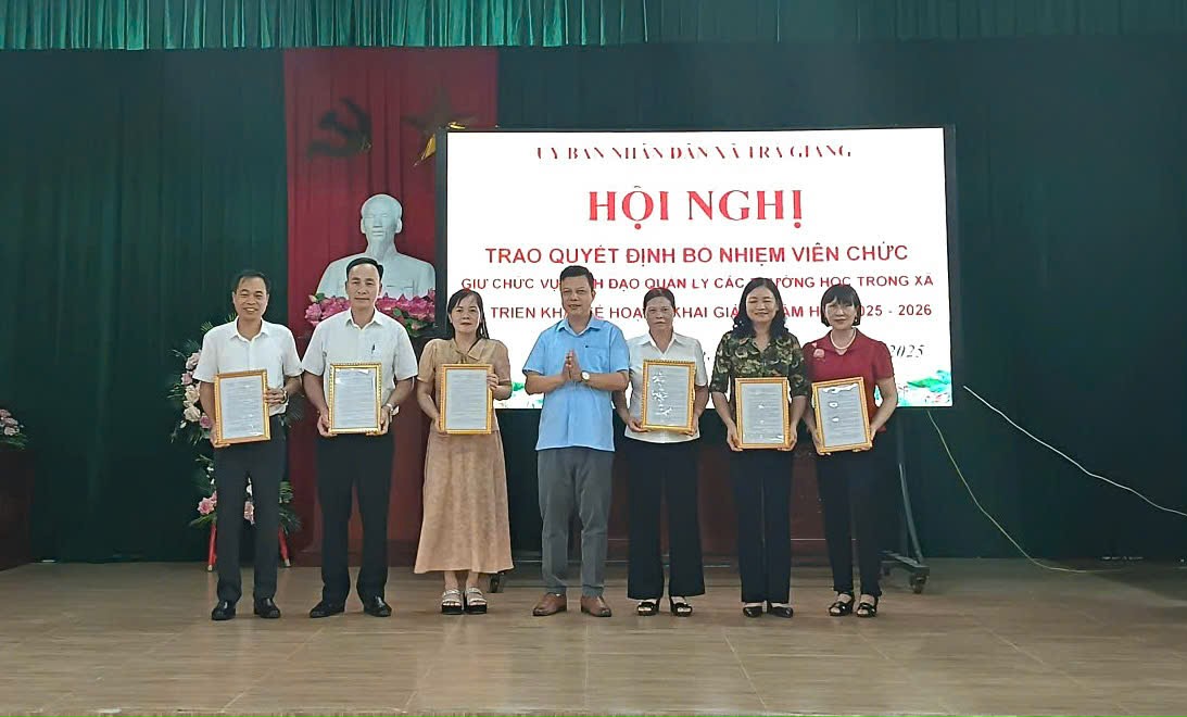 UBND xã tổ chức hội nghị trao quyết định bổ nhiệm viên chức giữ chức vụ lãnh đạo quản lý trường học
