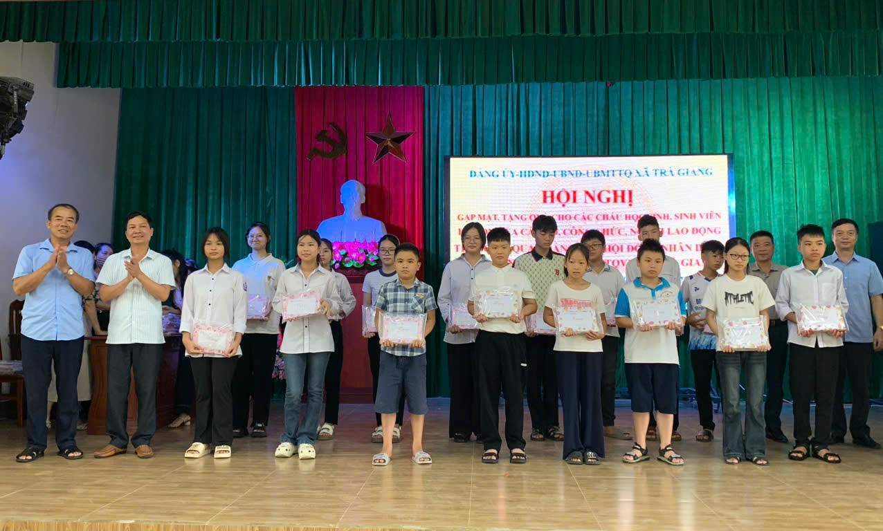 Đảng uỷ, HĐND, UBND,UBMTTQ Việt Nam xã Trà Giang tổ chức hội nghị gặp mặt tặng quà cho các cháu học sinh sinh viên là con của cán bộ công chức người lao động trong cơ quan Đảng uỷ, HĐND, UBND, UBMTTQ Việt Nam xã