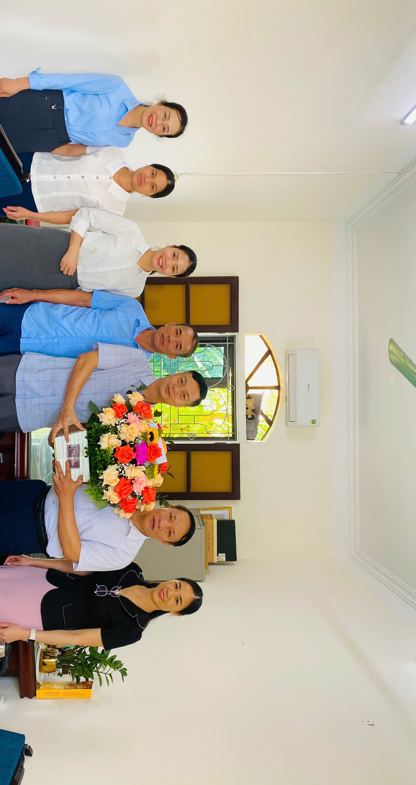 Lãnh đạo Đảng ủy, UBND xã chúc mừng Kỷ niệm 80 năm Ngày truyền thống ngành Văn phòng UBND; Nội vụ, Tài chính;  Tư pháp; Xây dựng; Văn hóa, Thể thao và Du lịch