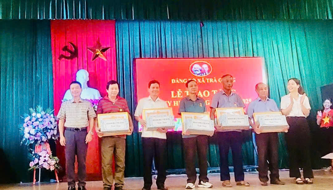 Đảng uỷ xã Trà Giang tổ chức Lễ trao huy hiệu cho các đảng viên được nhận Huy hiệu đảng đợt 2/9/2025 và Công bố Quyết định chỉ định bổ sung Ban chấp hành, Ban Thường vụ Đảng uỷ nhiệm kỳ 2025-2030