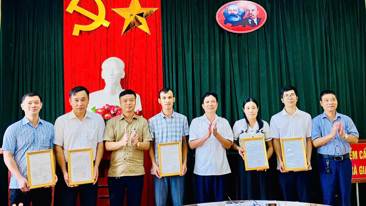 Ban Thường vụ tổ chức hội nghị công bố các quyết định tiếp nhận công chức, viên chức về làm việc tại xã