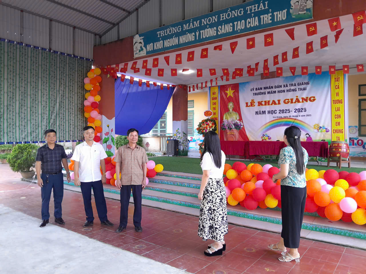 Các đồng chí lãnh đạo Thường trực Đảng ủy đi kiểm tra công tác chuẩn bị cho Lễ khai giảng năm học mới tại 6 trường học trên địa bàn xã