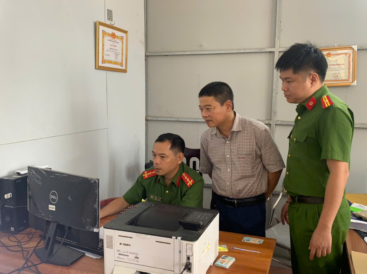 Đồng chí Đinh Văn Đàm, Phó Bí thư Đảng uỷ, Chủ tịch UBND xã kiểm tra công tác thu nhận hồ sơ định danh điện tử mức 2 tại trụ sở công an xã