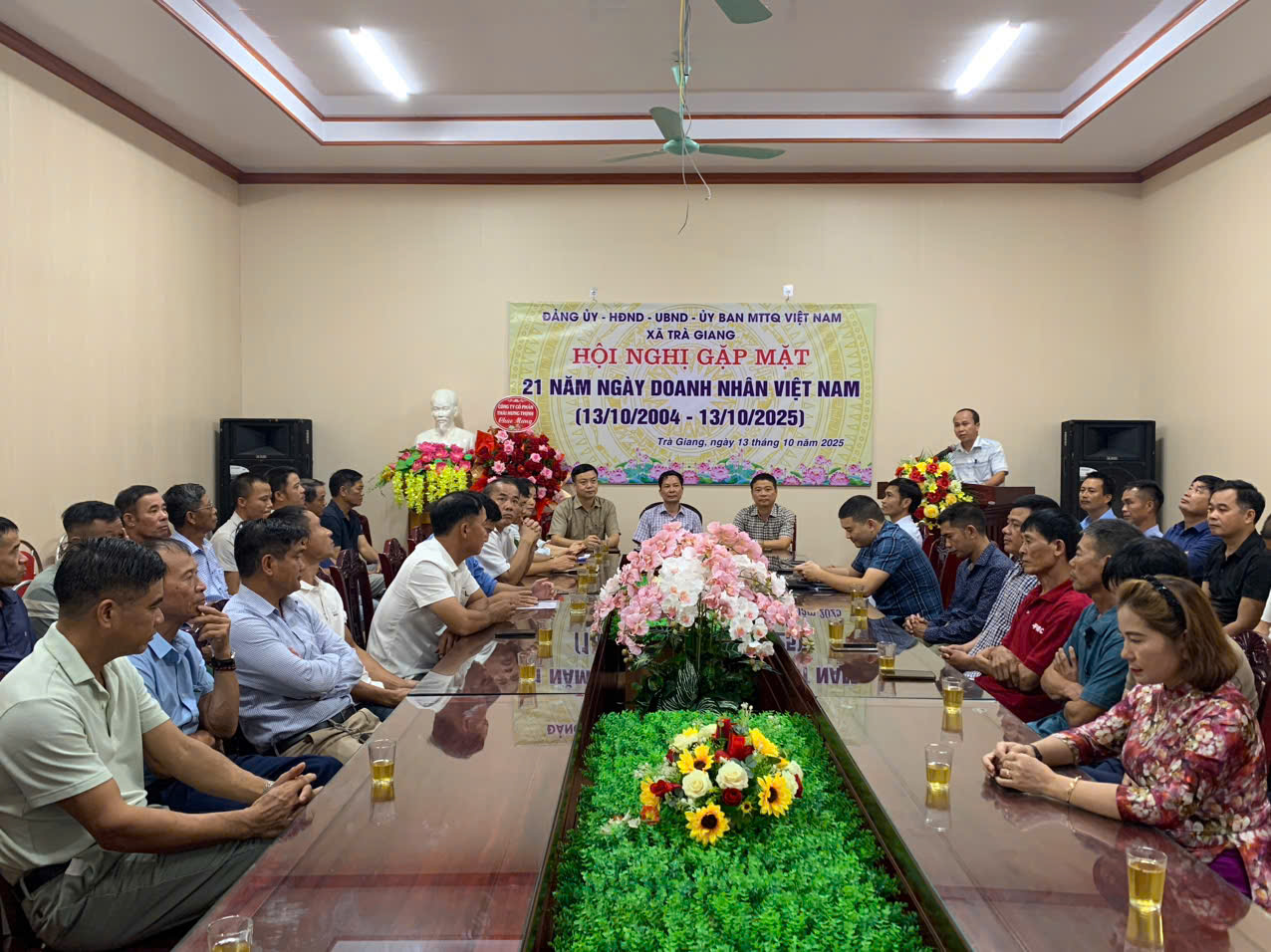 Đảng uỷ, HĐND, UBND, UBMTTQ VN  xã đã tổ chức Hội nghị gặp mặt kỷ niệm 21 năm Ngày Doanh nhân Việt Nam (13/10/2004-13/10/2025)