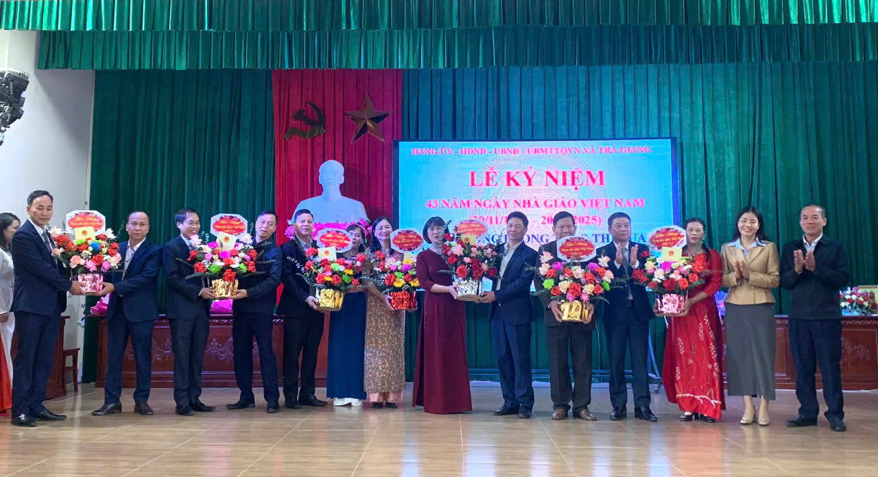 Đảng ủy, HĐND; UBND, UBMTQ Việt Nam xã tổ chức Lễ kỷ niệm 43 năm Ngày Nhà giáo Việt Nam