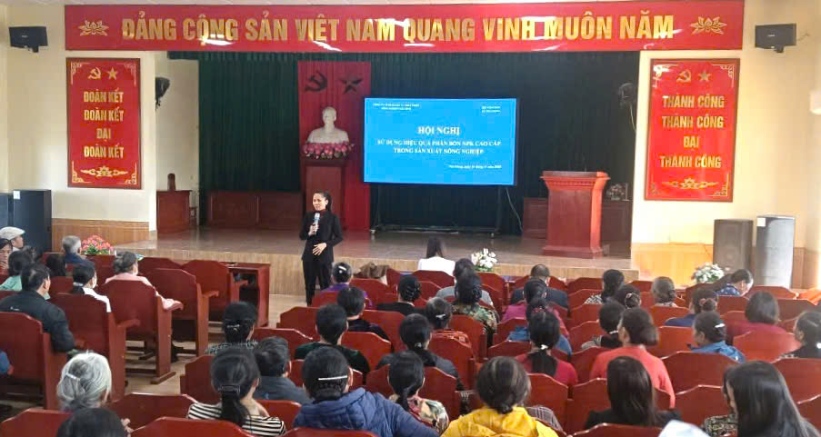 Hội nông dân xã tổ chức Hội nghị chuyển giao khoa học kỹ thuật, hướng dẫn nông dân chăm bón, sử dụng phân bón cho cây trồng