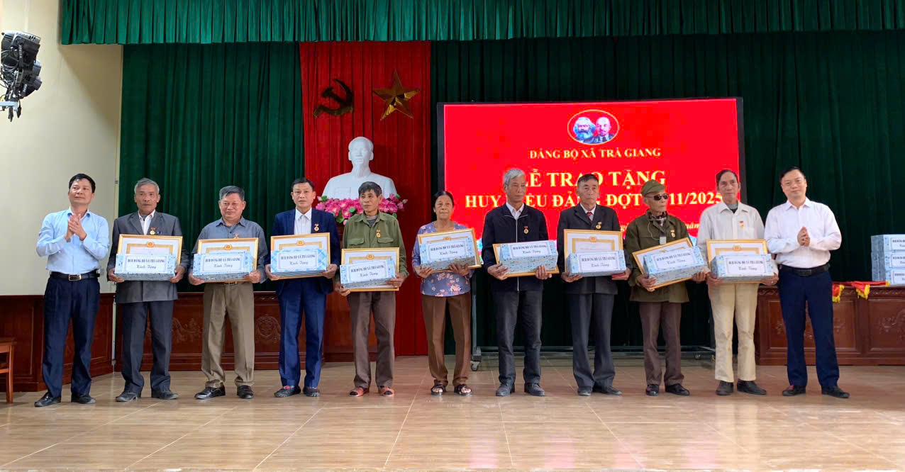 Đảng uỷ tổ chức Lễ trao huy hiệu đảng cho các đảng viên nhận huy hiệu đảng đợt 7/11 và tổ chức hội nghị đánh giá công tác lãnh đạo chỉ đạo thực hiện nhiệm vụ chính trị tháng 11 triển khai nhiệm vụ trọng tâm tháng 12; triển khai kế hoạch kiểm điểm đánh giá xếp loại chất lượng đối với tập thể, cá nhân trong hệ thống chính trị xã Trà Giang năm 2025