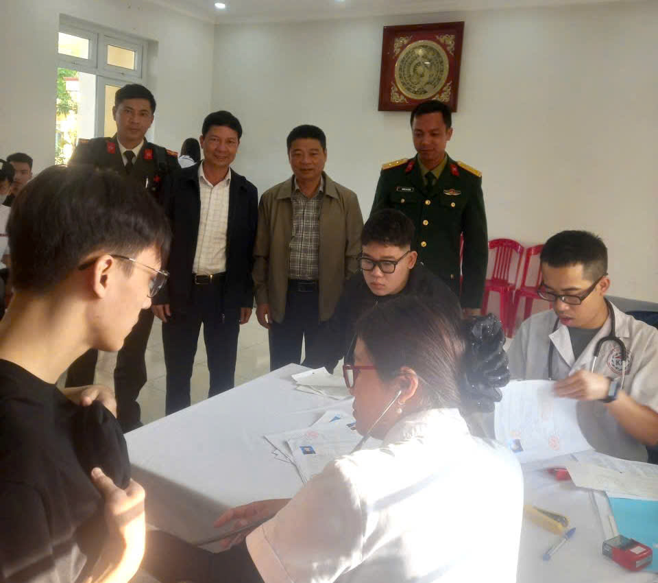 Các đồng chí lãnh đạo xã động viên thanh niên khám tuyển nghĩa vụ quân sự và nghĩa vụ Công an nhân dân năm 2026