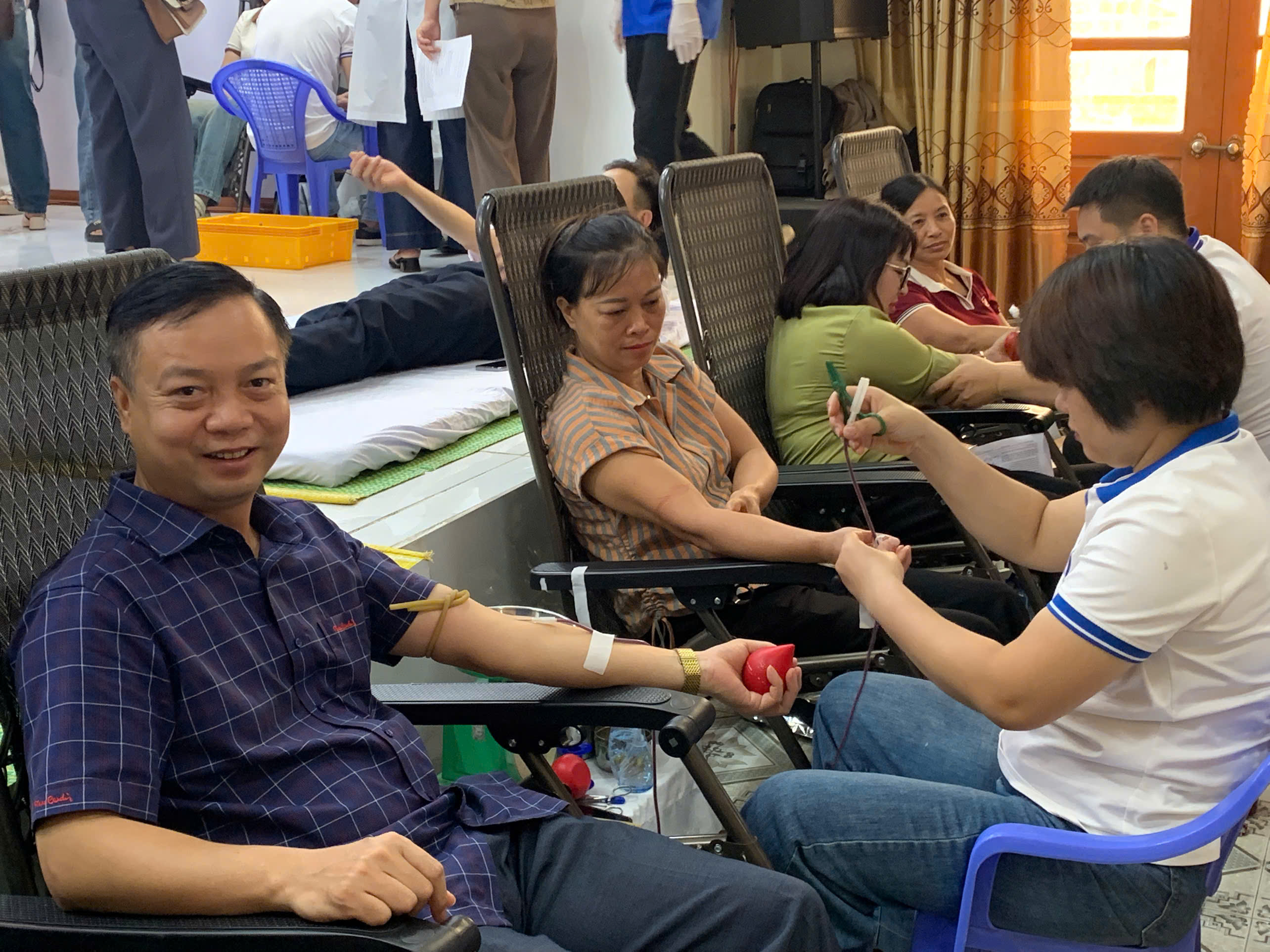 Đông đảo người dân, cán bộ, đảng viên trong xã tham gia hiến máu tình nguyện