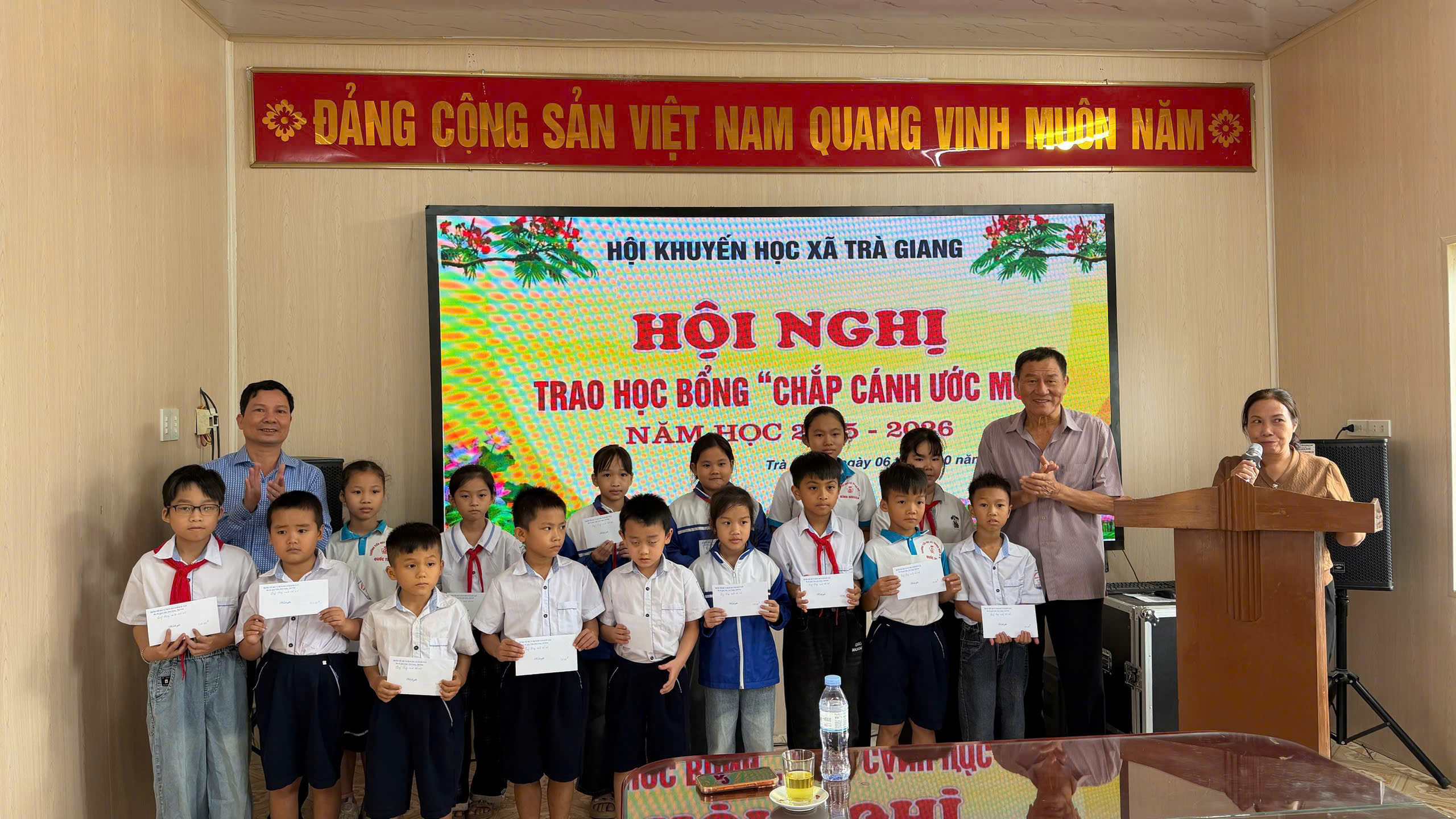 Trao học bổng cho học sinh nghèo vượt khó vươn lên học tập tốt